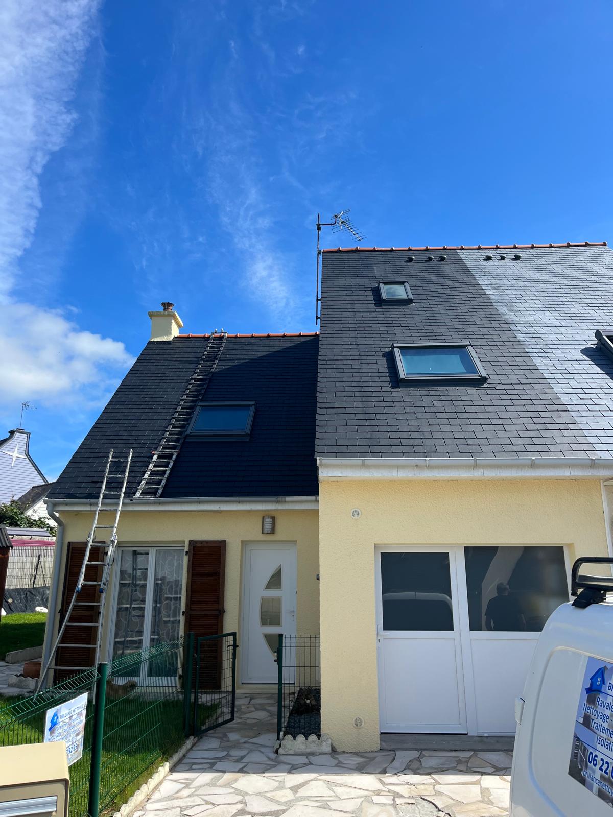 Démoussage de toiture en cours, ligne de traitement visible