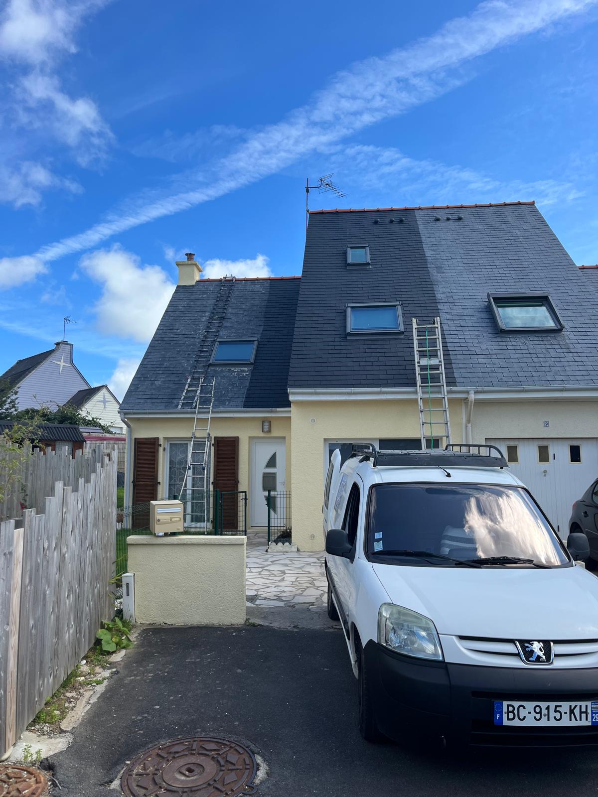 Intervention sur toiture avec l'échelle et le véhicule Brillance Nettoyage